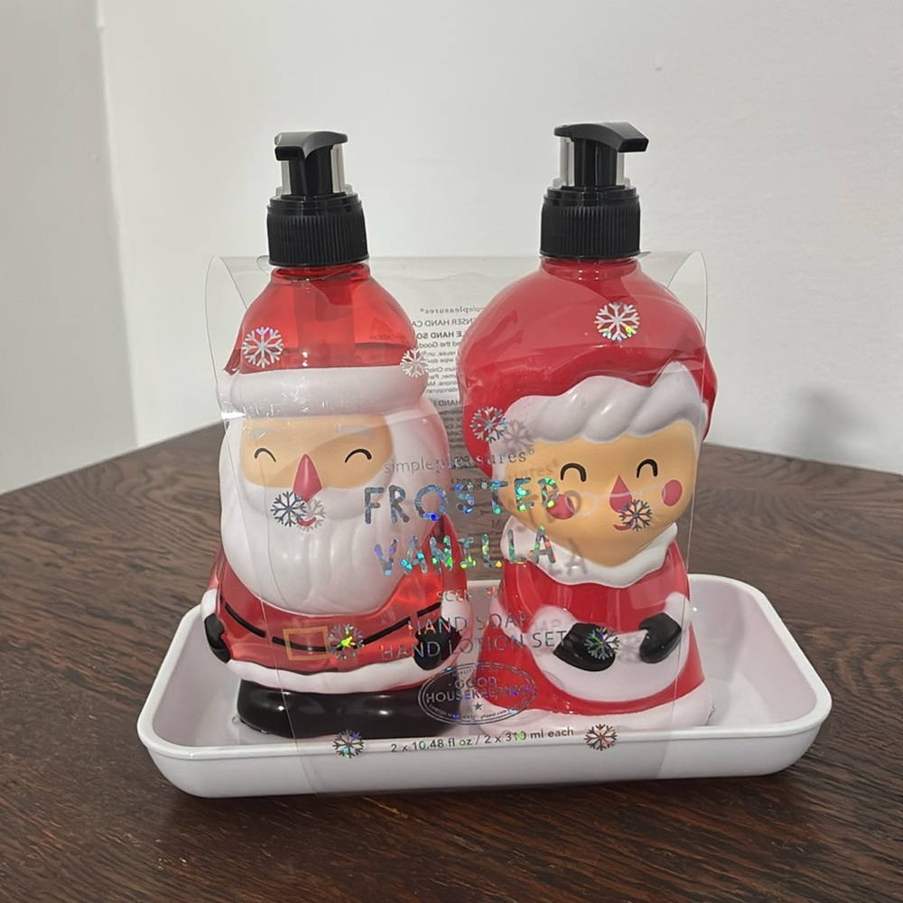 NWT- Santa & Mrs. Claus- Frosted Vanilla- Hand Soap & Lotion Dispensers Tray Set